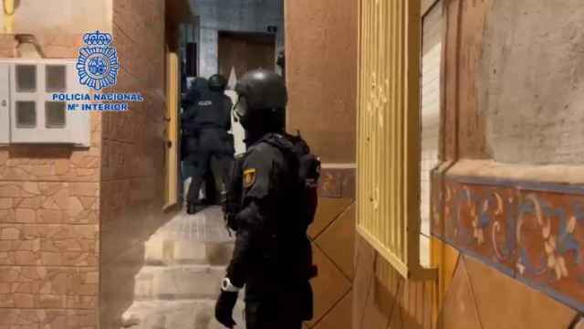 Agentes de la Policía, durante esta operación en Melilla contra el yihadismo.