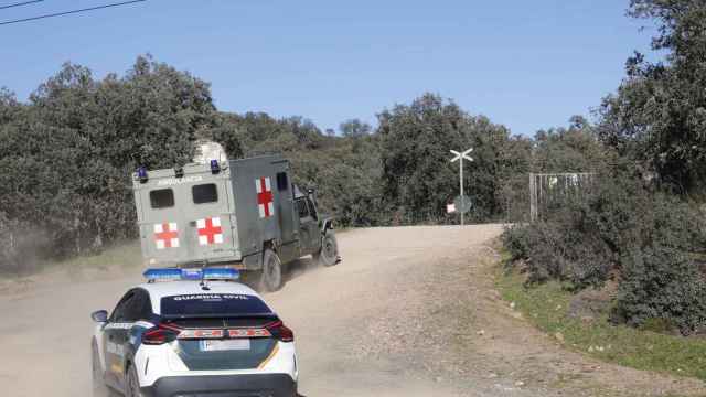 Una ambulancia y un coche de la Guardia Civil que acudieron a auxiliar a los soldados, este jueves en la base de Cerro Muriano.