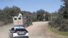 Una ambulancia y un coche de la Guardia Civil que acudieron a auxiliar a los soldados, este jueves en la base de Cerro Muriano.