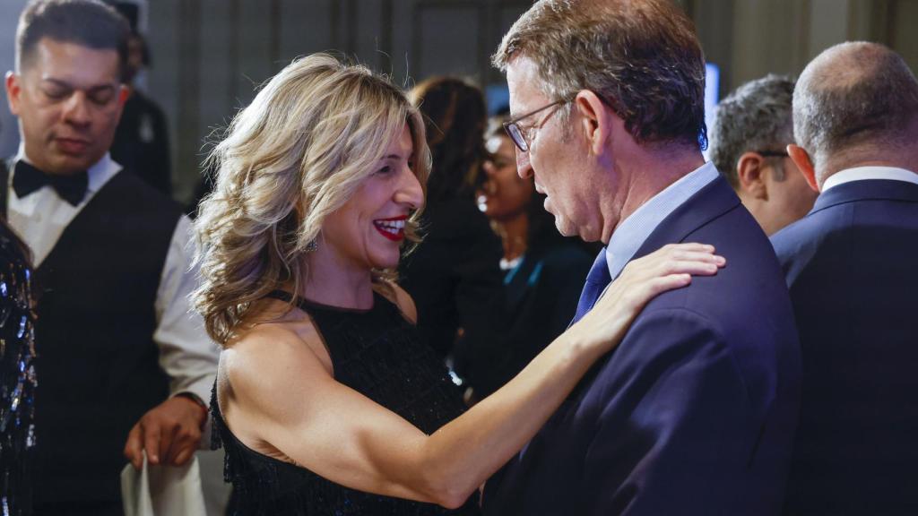 La vicepresidenta Yolanda Díaz y el líder del PP, Alberto Núñez Feijóo, se saludan antes del inicio de la gala.