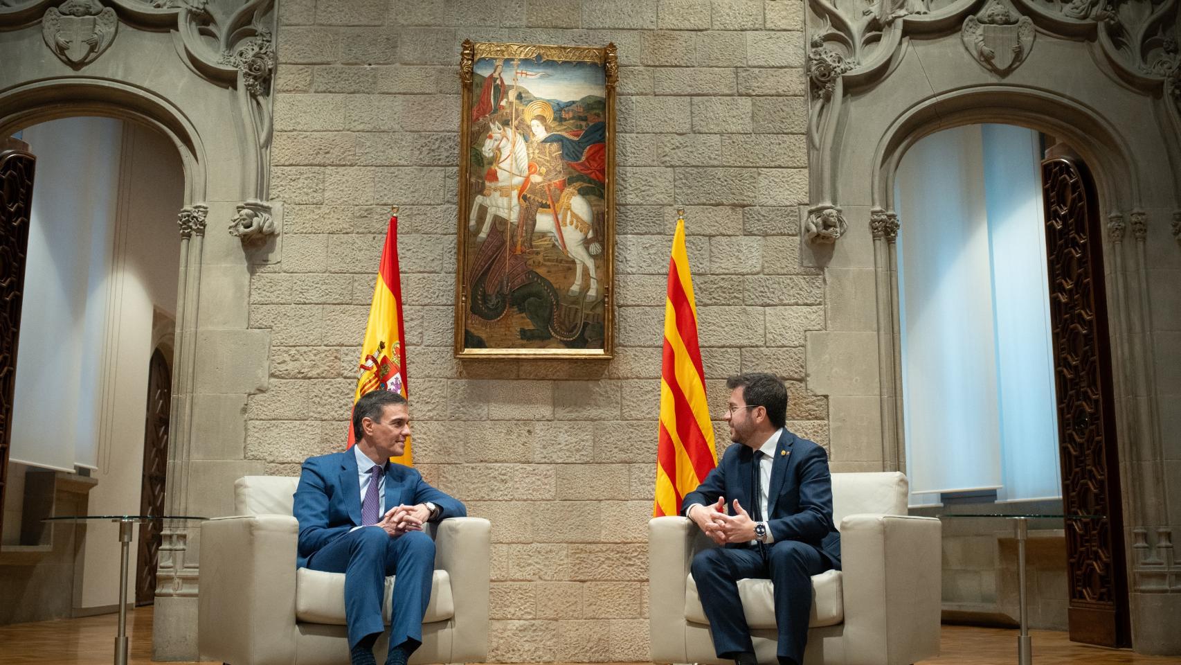 El presidente del Gobierno, Pedro Sánchez, y el presidente catalán, Pere Aragonès, han empezado este jueves a las 12.35 horas su reunión en el Palau de la Generalitat.
