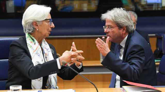 La presidenta del BCE, Christine Lagarde, conversa con el comisario de Asuntos Económicos, Paolo Gentiloni, durante una reunión del Eurogrupo
