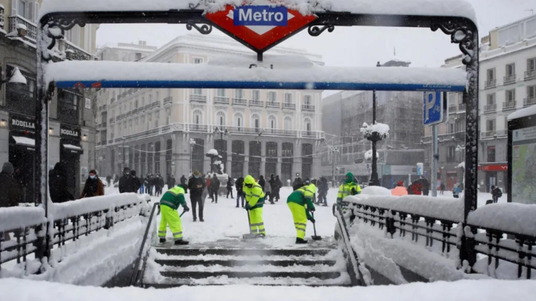 Unos operaros limpiando de nieve una estación de Metro de Madrid