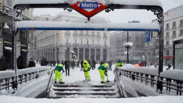 Unos operaros limpiando de nieve una estación de Metro de Madrid