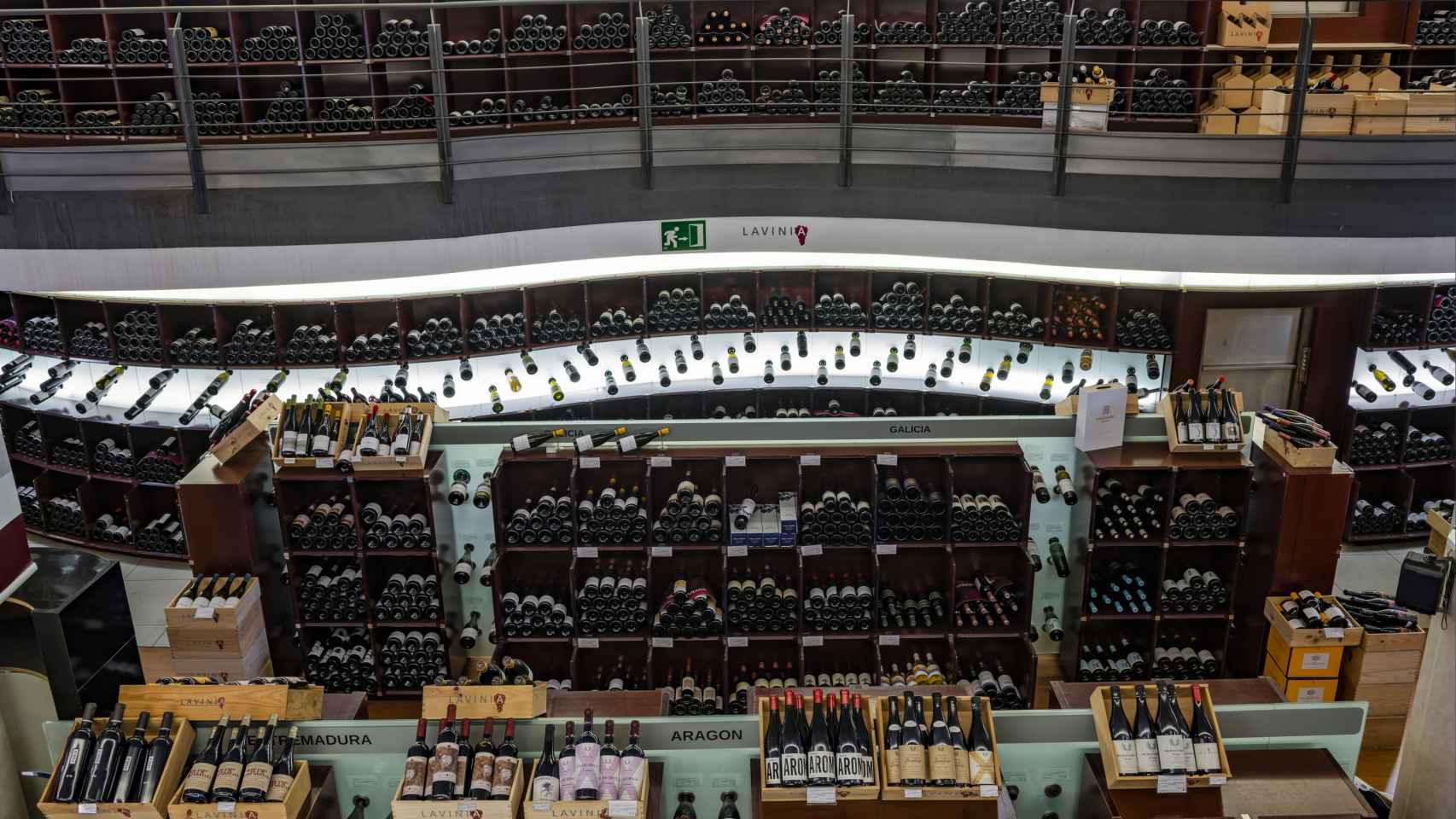 La tienda Lavinia en la calle Ortega y Gasset con más de 4.500 referencias de vino.