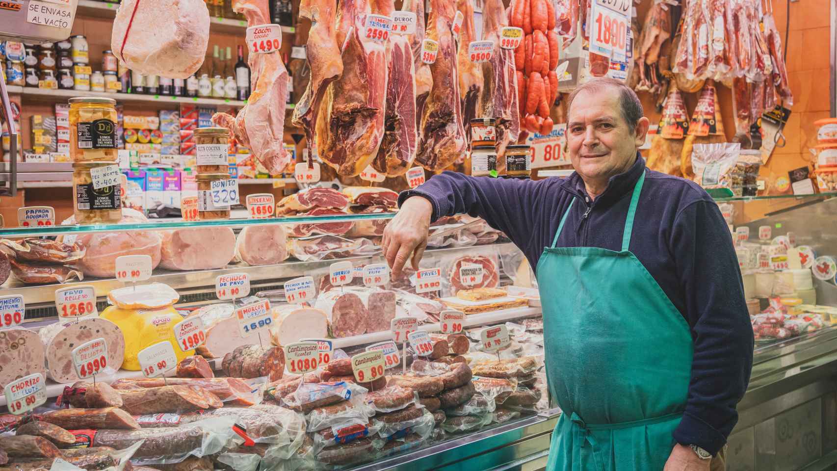 El charcutero Alejandro lleva 54 años en el Mercado de Vallehermoso.