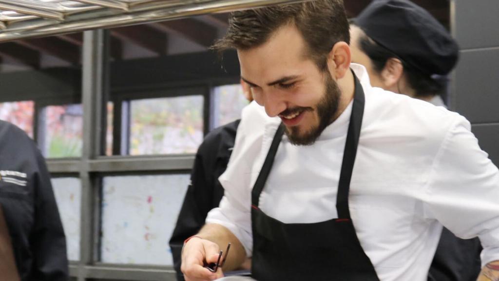 El chef Miguel del Valle, en plena faena en la cocina.