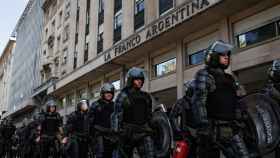 Integrantes de la Gendarmería Nacional Argentina controlan una manifestación en las calles de Buenos Aires.