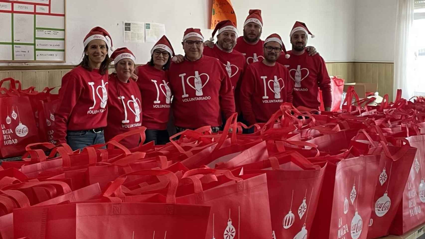 Voluntarios de Coca-Cola con las 200 bolsas de comida.
