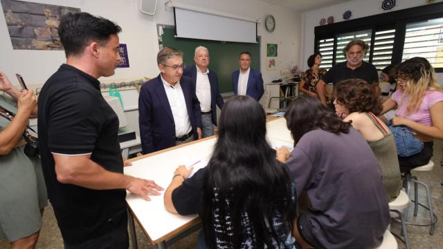 Una imagen de archivo del conseller de Educación, José Antonio Rovira, en un centro escolar. EE