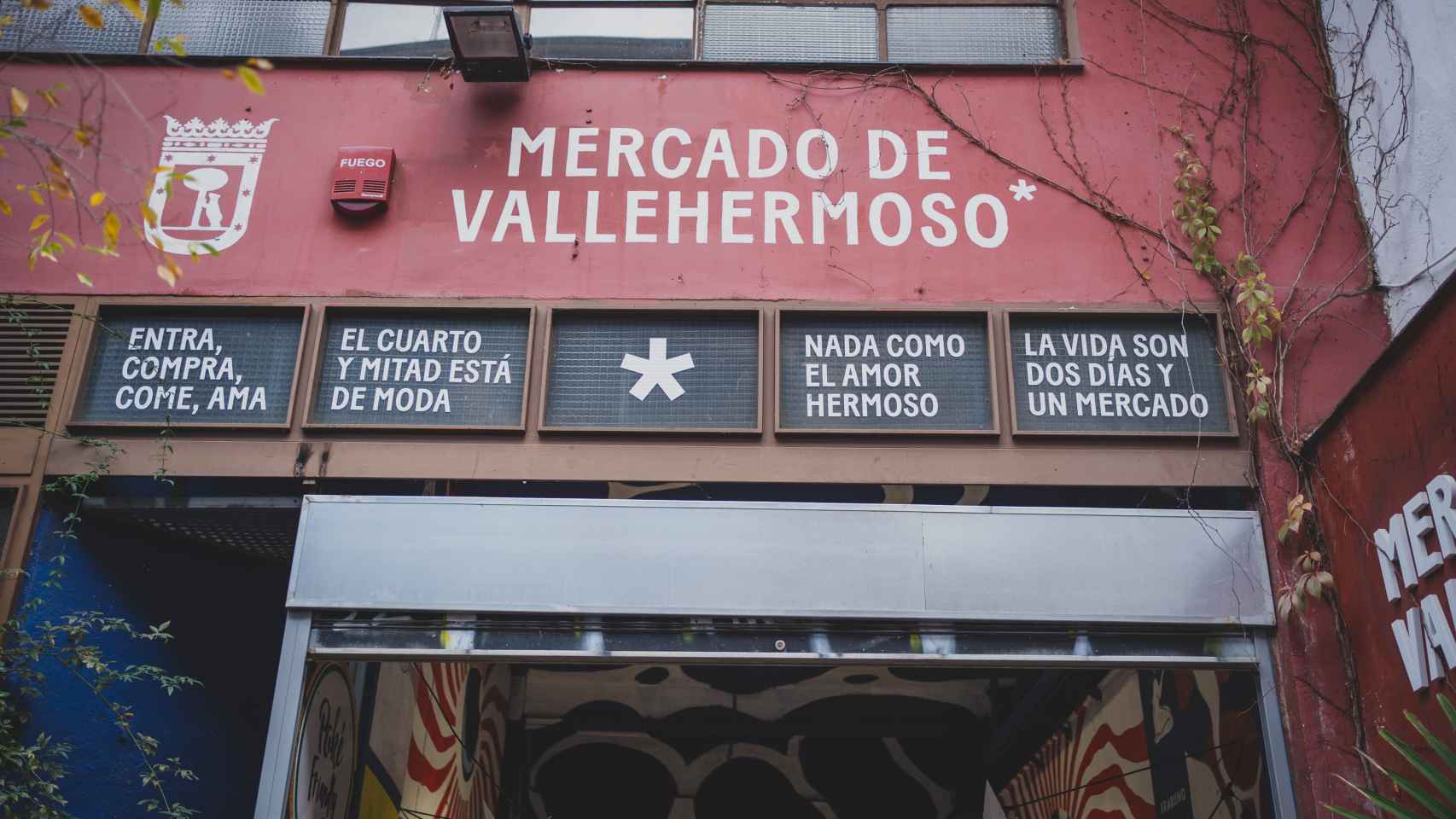 La fachada color carmesí del Mercado de Vallehermoso.