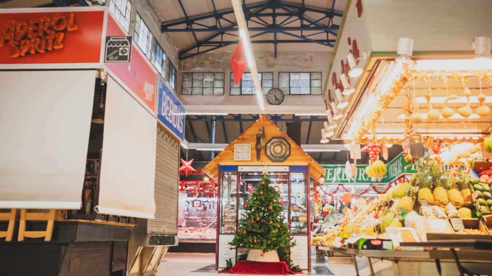 El mercado con decoración navideña en esta época del año.