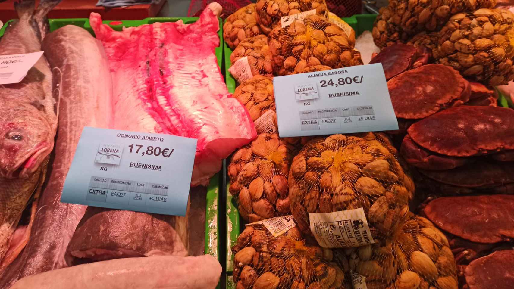 Un puesto de un mercado de Valladolid muestra sus productos