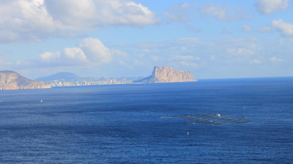 Vista del Peñón de Ifach y Calpe desde el sendero del faro del Albir.