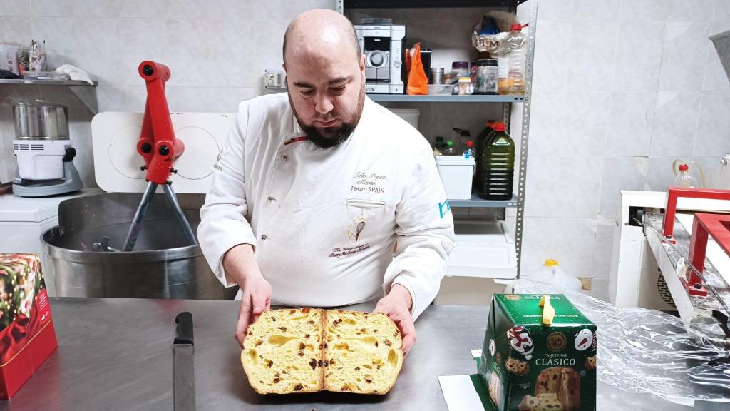 El pastelero Julio López, tras partir por la mitad el 'panettone' de Dia para analizarlo.