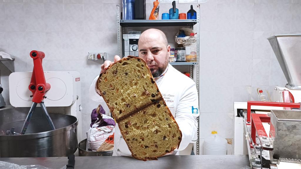 Julio López, maestro pastelero, mostrando uno de los 'panettones' analizados.