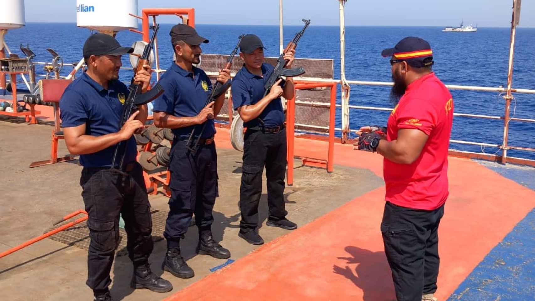 Maniobras militares a bordo de un barco de Palm Charter Group