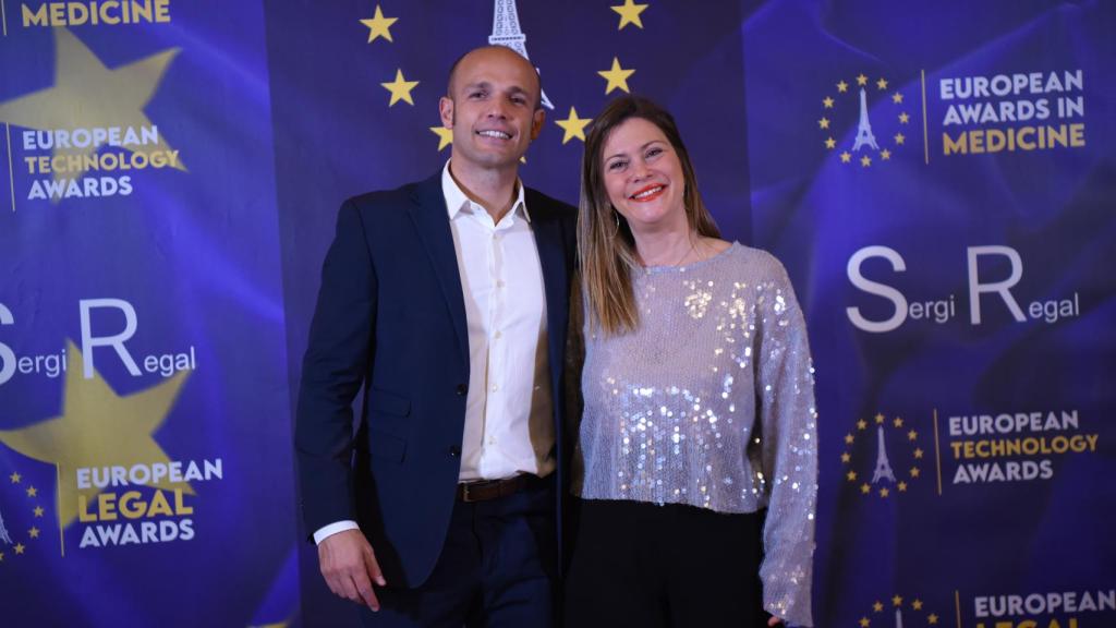 José J. Burgos y Laura León, CEO y CIO de Fresh People respectivamente, en la gala de los European Technology Awards, el 3 de diciembre en París.