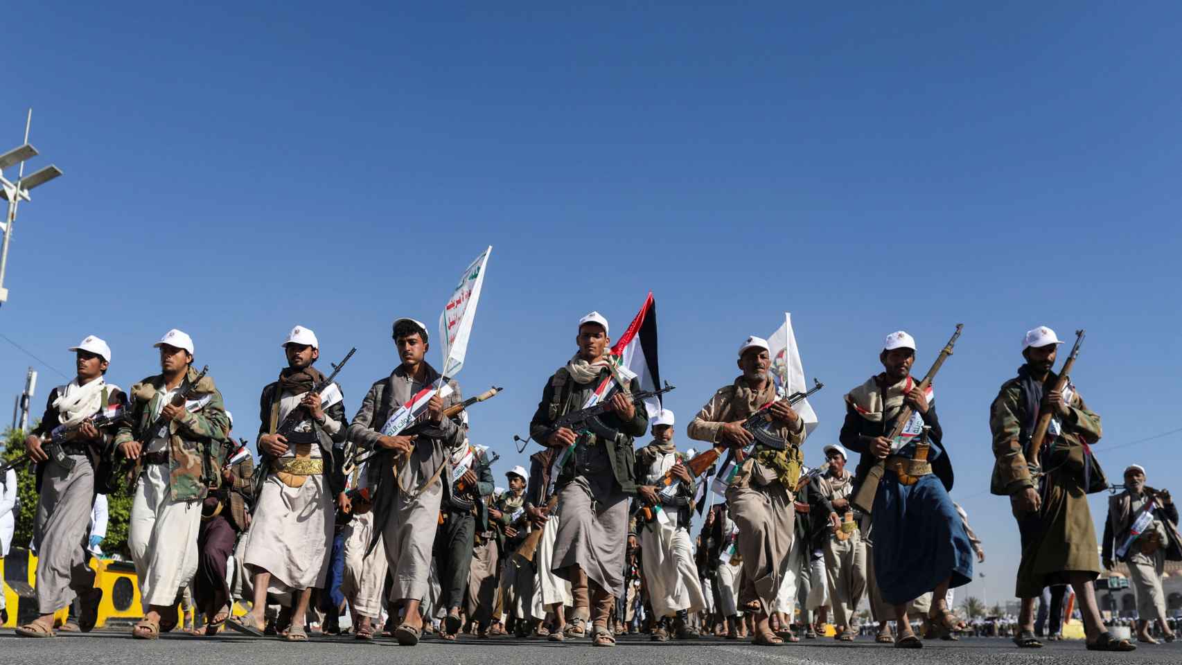 Grupo armado hutí durante una marcha en Saná, la capital yemení