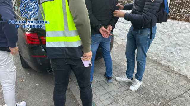 La Policía Nacional detiene a un estafador.
