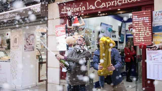 Celebración en la administración 'La Caprichosa' de Toledo. Foto: Javier Longobardo