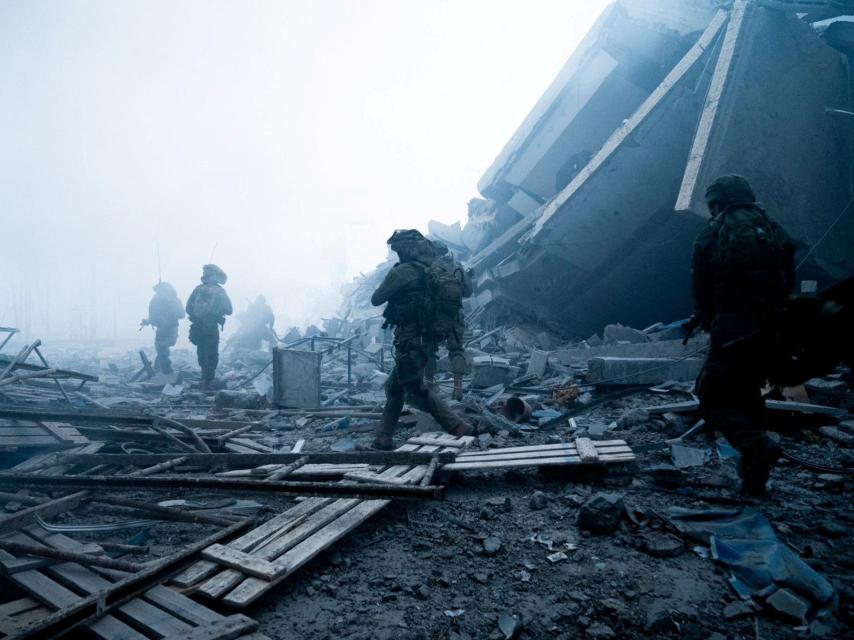 Tropas israelíes, entre los escombros durante una intervención en Gaza.