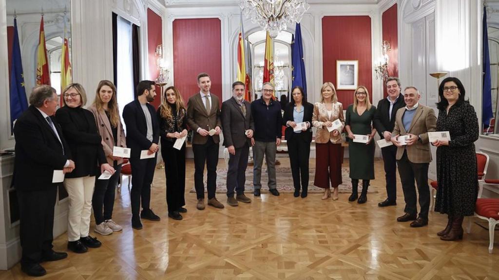 El síndic de Comptes entrega el informe a los diputados de las Cortes Valencianas