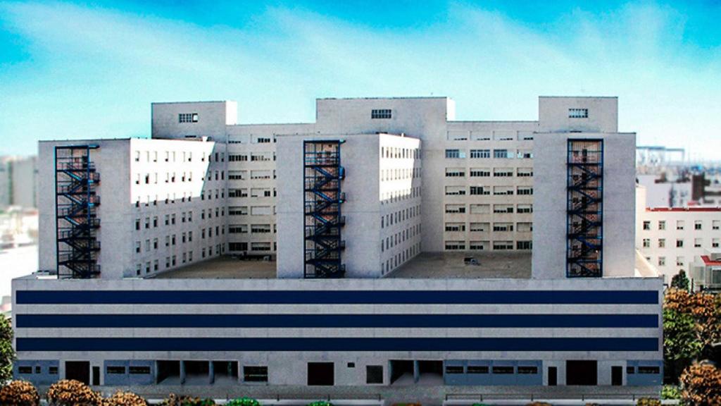 Fachada del enorme centro hospitalario, inaugurado en 1977.
