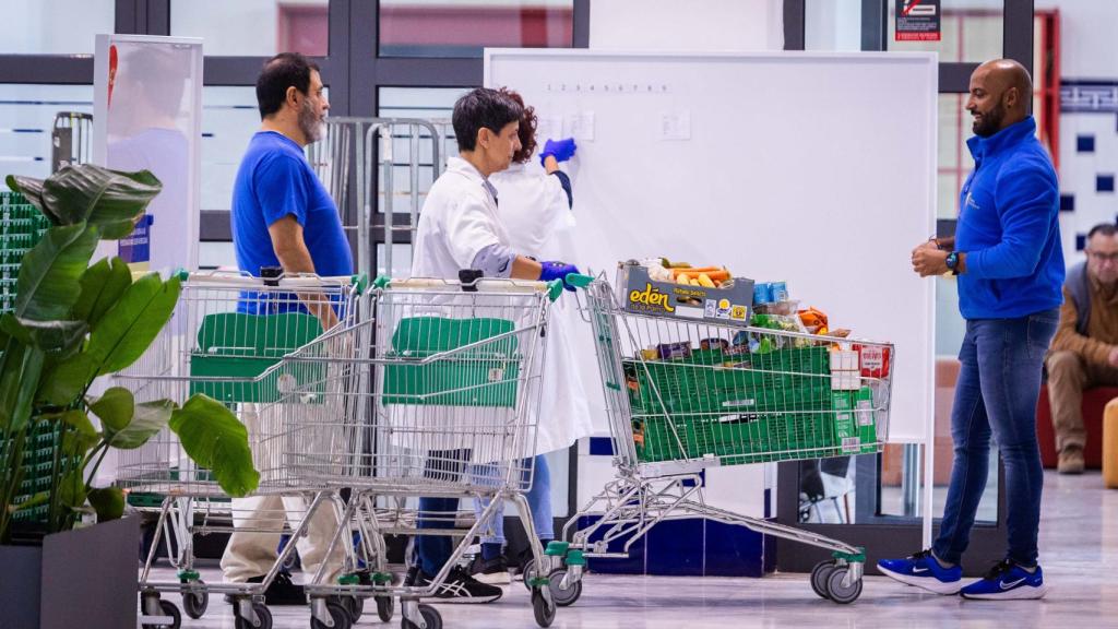 Reparto de alimentos de Casa Caridad. EE