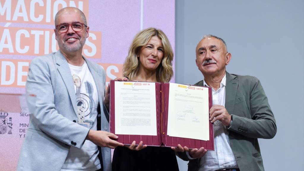 La vicepresidenta segunda y ministra de Trabajo y Economía Social, Yolanda Díaz (c), firma con los secretarios generales de CCOO, Unai Sordo (i) y de UGT, Pepe Álvarez (d), en una imagen de archivo.