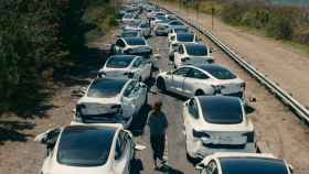 Fotograma de la película Dejar el mundo atrás en el que todos los coches eléctricos de Tesla colapsan.