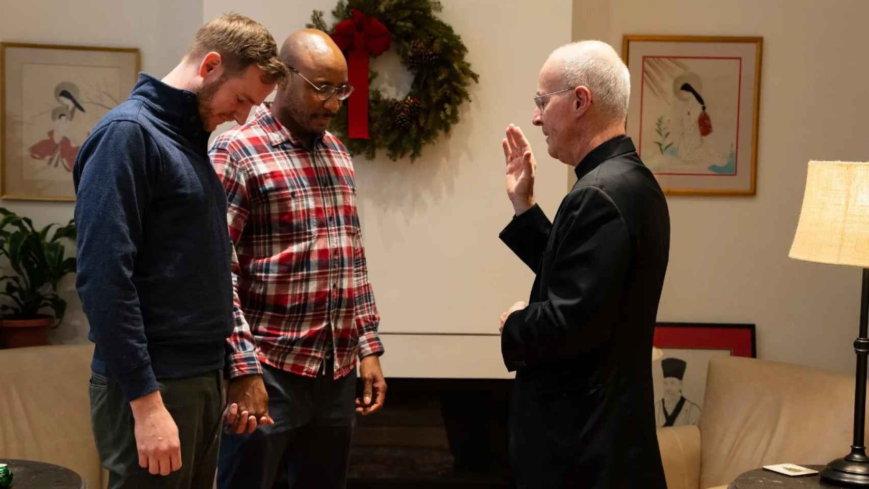 El sacerdote James Martin bendice a una pareja homosexual