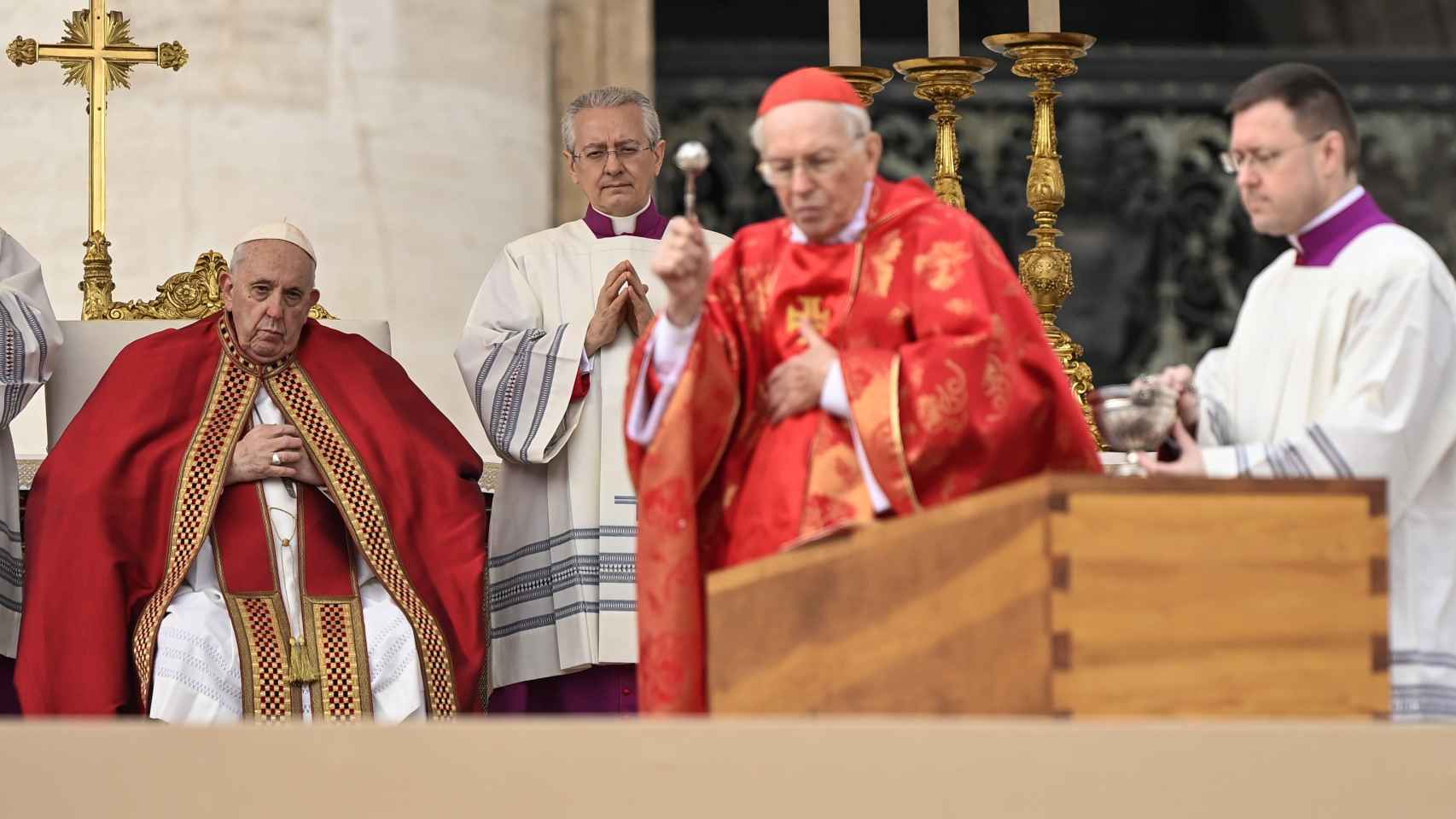El papa Francisco durante el entierro de Benedicto XVI en el Vaticano