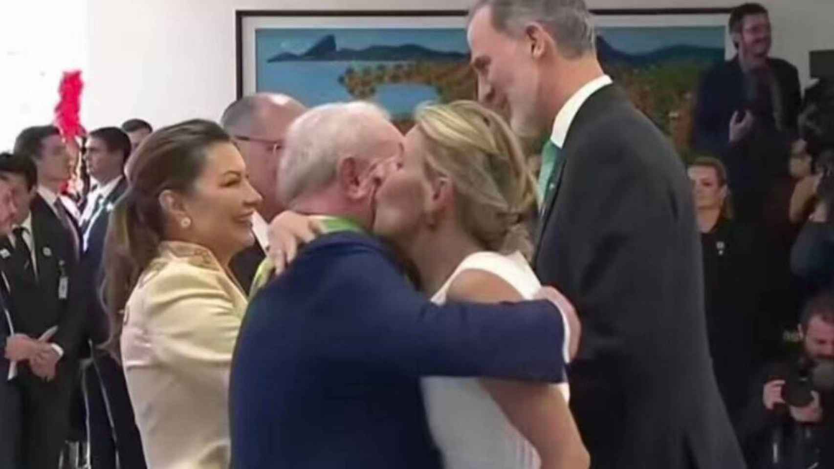 Yolanda Díaz besa a Lula da Silva.