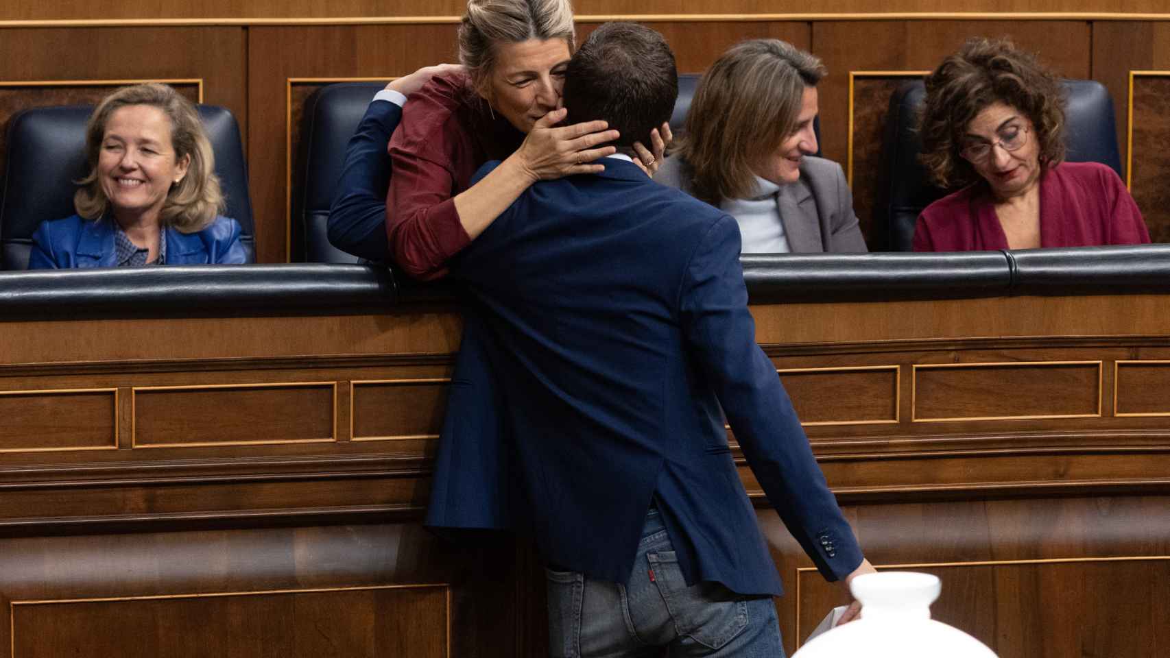 Yolanda Díaz saluda a Íñigo Errejón en el Congreso.