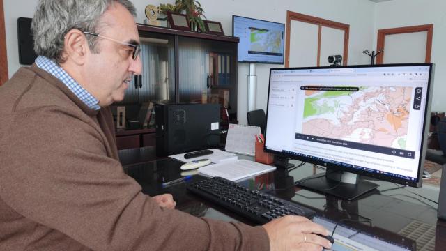 Jesús Riesco, director del Centro Meteorológico de Málaga, en su despacho.