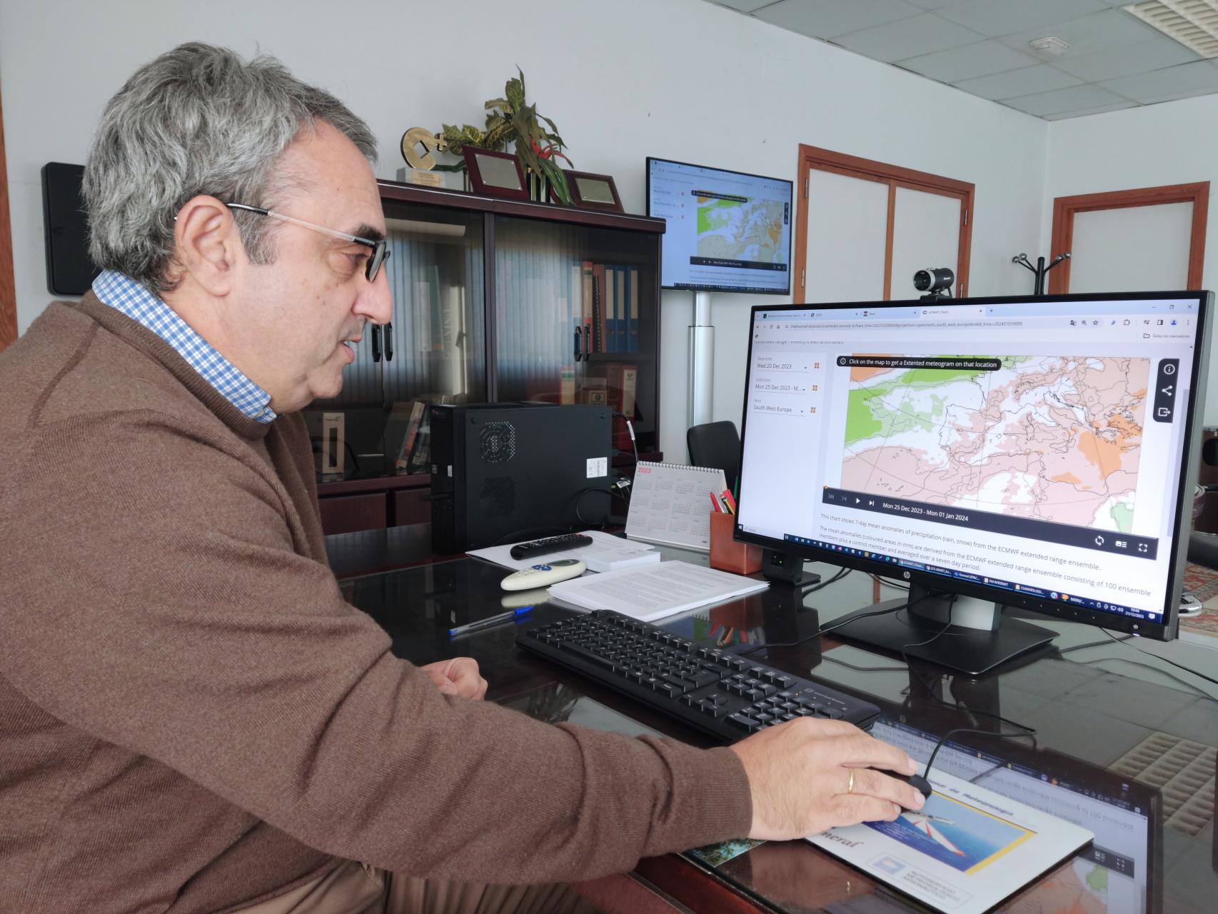 Jesús Riesco, director del Centro Meteorológico de Málaga, en su despacho.