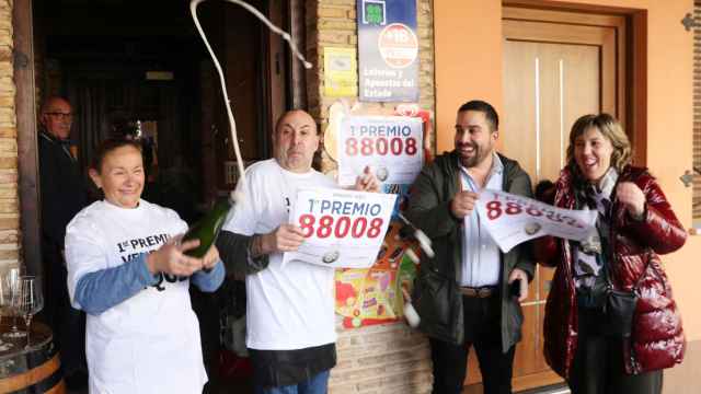 El dueño del bar La Behetría de Becerril de Campos, Migue Ángel Ruiz(2I), celebra el décimo del Gordo que ha vendido a través de la máquina expendedora