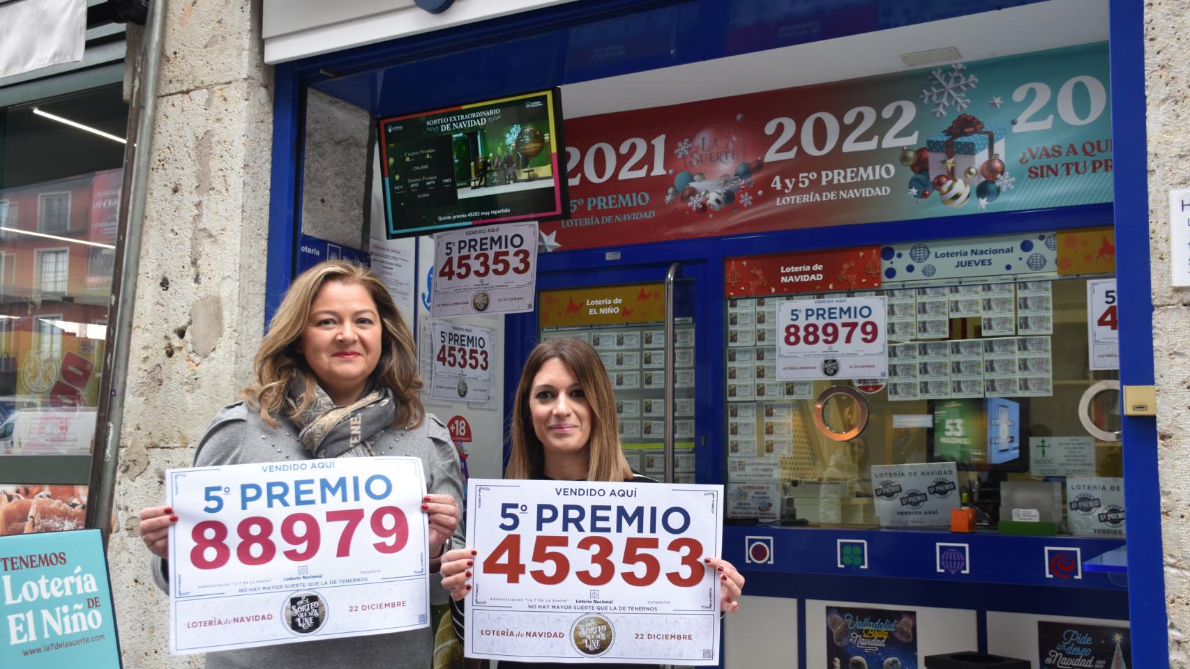 Las trabajadoras de la administración ubicada en la calle Lencería con los dos quintos premios que han dado