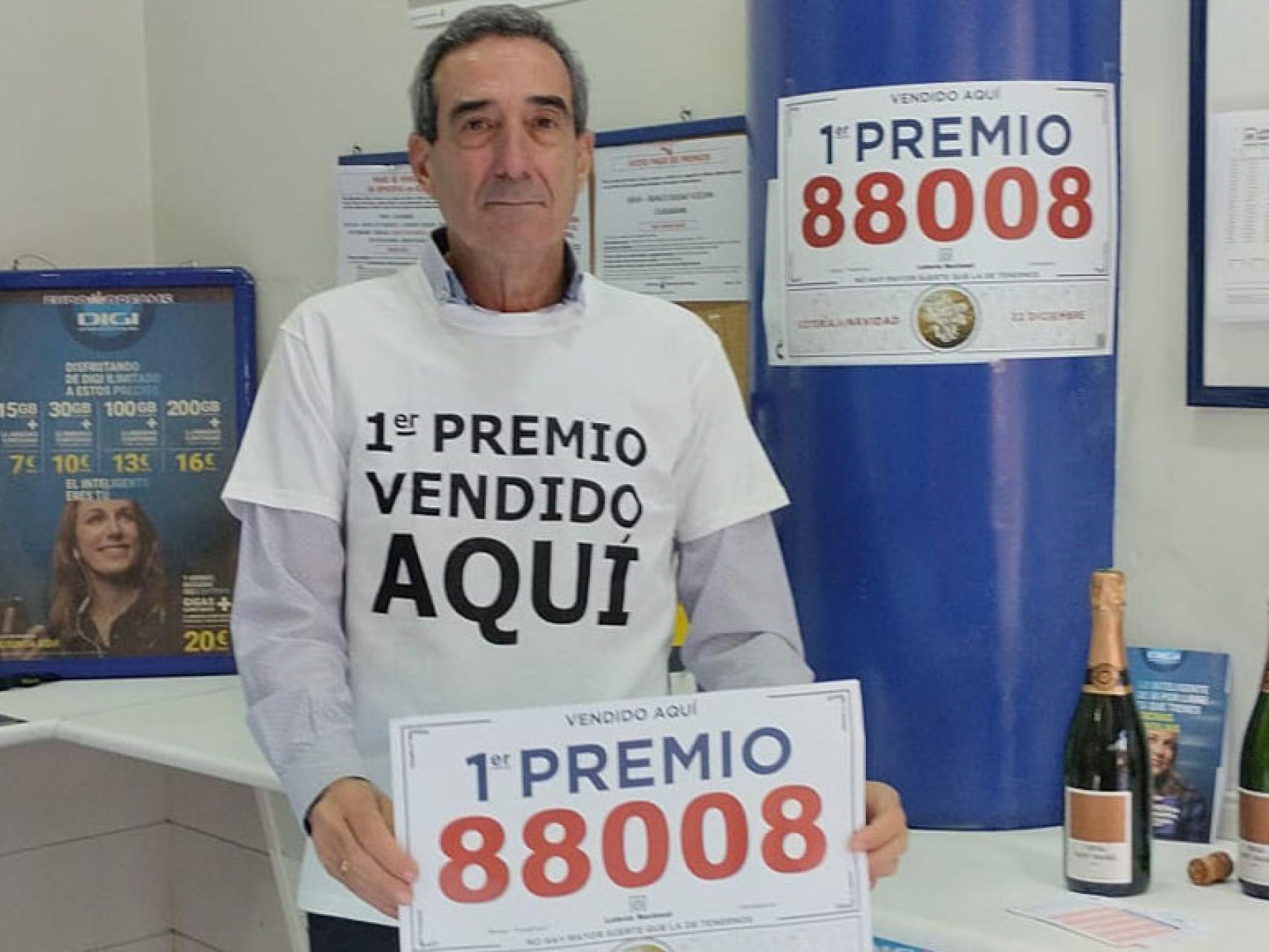Fernando con el cartel del premio