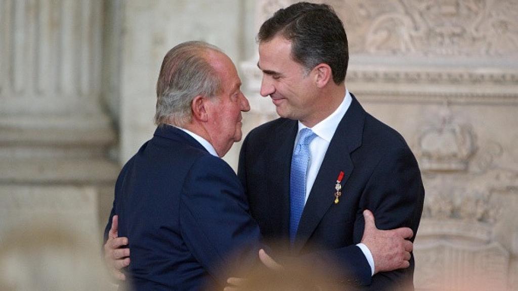 El emérito Juan Carlos junto a su hijo el día de su abdicación.