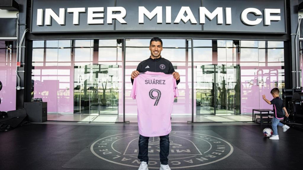 Luis Suárez posa con la camiseta del Inter Miami