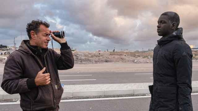 Matteo Garrone y el actor Seydou Sarr en el rodaje de 'Yo capitán'