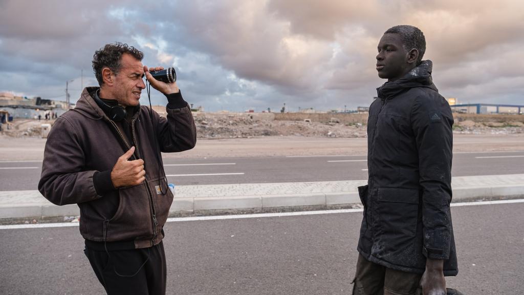 Matteo Garrone y el actor Seydou Sarr en el rodaje de 'Yo capitán'
