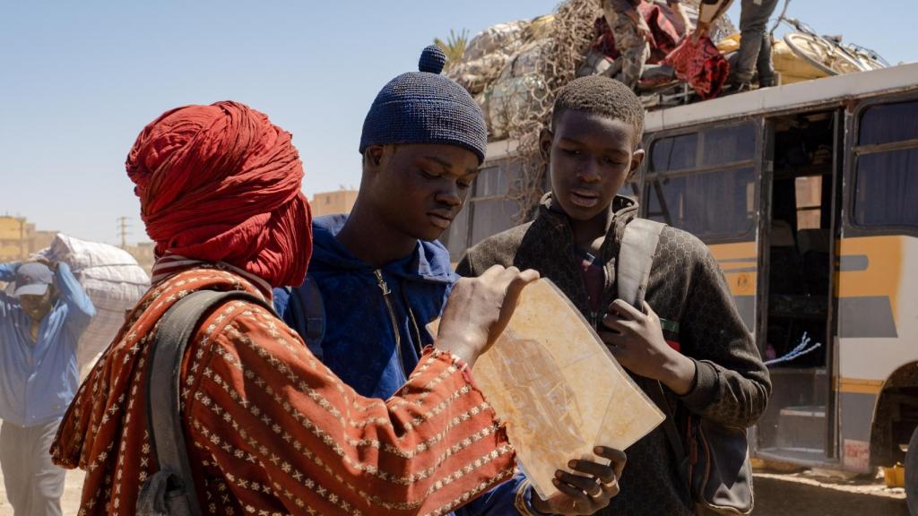 Moustapha Fall y Seydou Sarr (a la derecha) en 'Yo capitán'