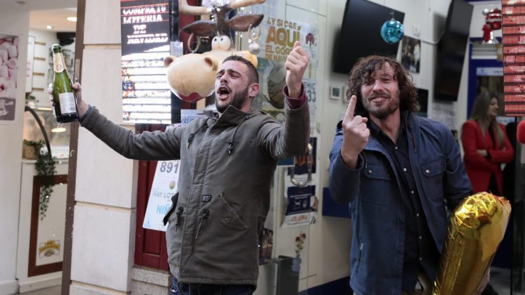 Celebración en 'La Caprichosa' tras vender el Gordo de Navidad. Foto: Javier Longobardo.