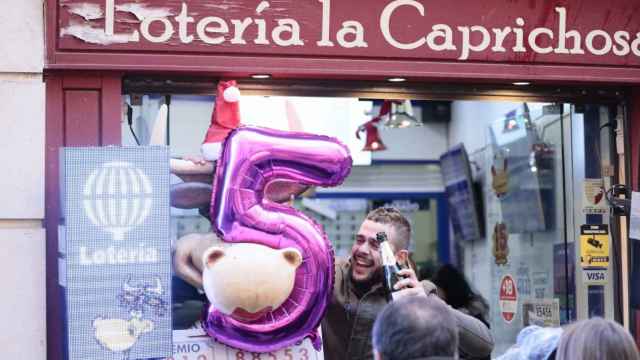 Alegría en la administración de loterías 'La Caprichosa' de Toledo.