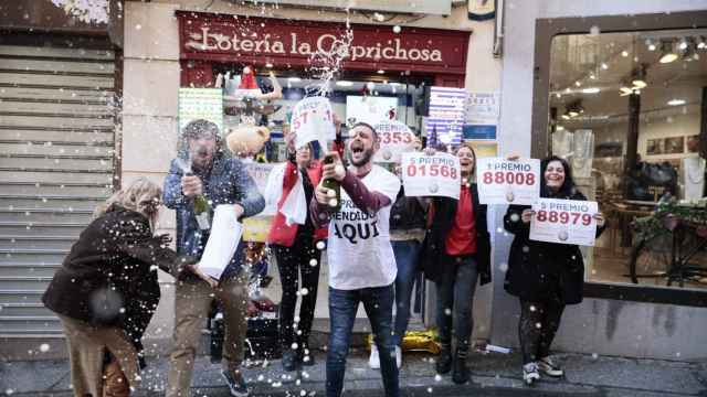 Celebración en 'La Caprichosa' (Toledo), que ha repartido el Gordo y cuatro quintos. / Foto: Javier Longobardo.