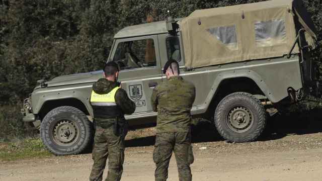Militares acordonando el lugar donde han sido localizados los dos militares fallecidos en la base de Cerro Muriano.