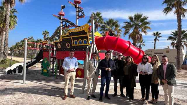 El alcalde de San Javier, José Miguel Luengo (c), junto a miembros del Ayuntamiento, comprobando los trabajos de ejecución del Parque Mistral de la iniciativa bautizada como EDUSI ‘La Manga 365’.